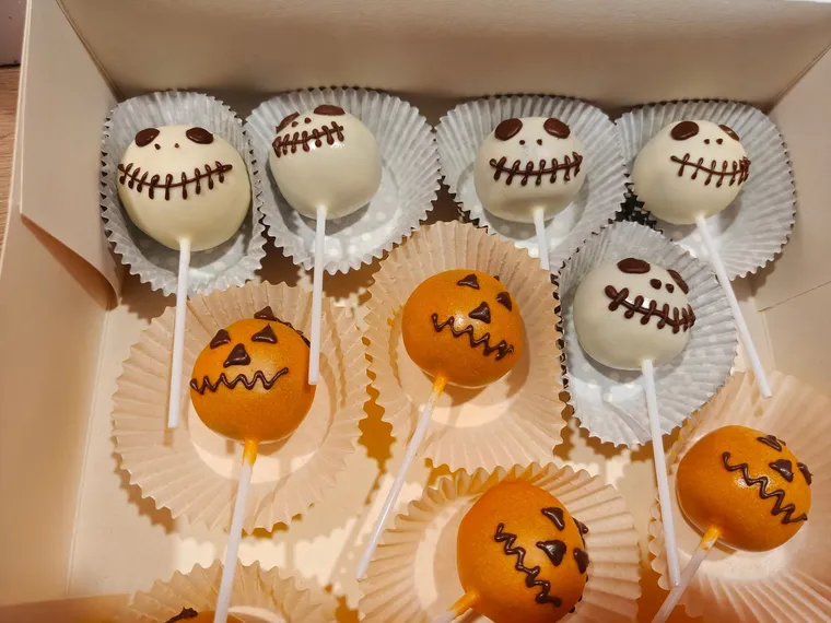Cake pops d’Halloween en forme de citrouilles et de fantômes