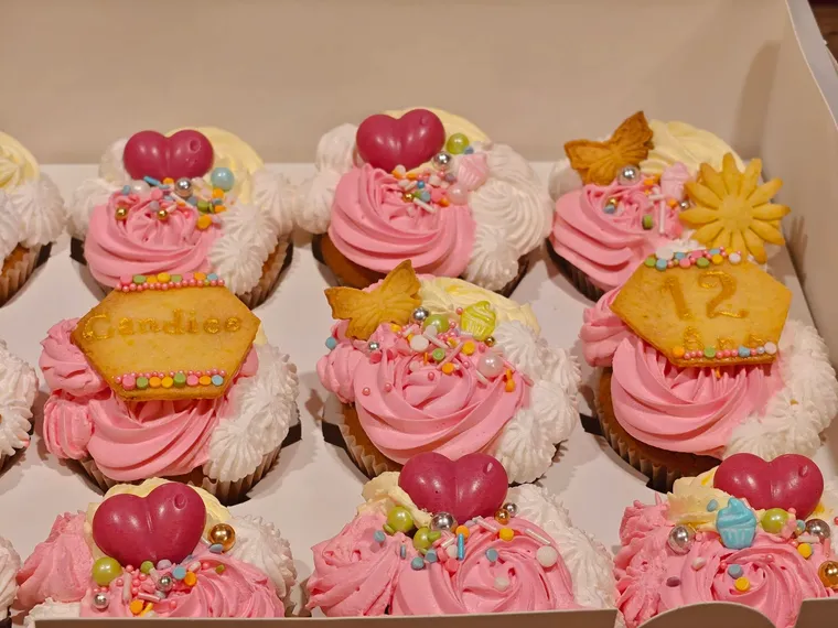 Cupcakes surmontés de crème rose et de cœurs en sucre