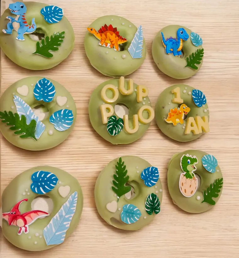 Donuts glacés et décorés sur le thème des dinosaures