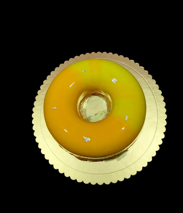Entremets à la mangue sous un glaçage miroir jaune