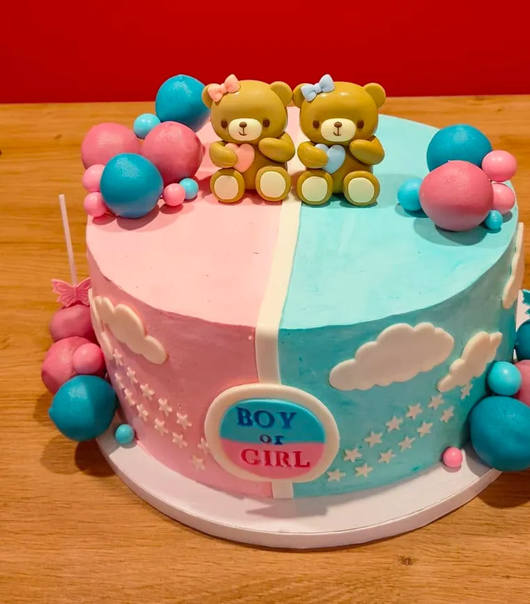 Gâteau bicolore rose et bleu décoré d’oursons et de ballons en sucre