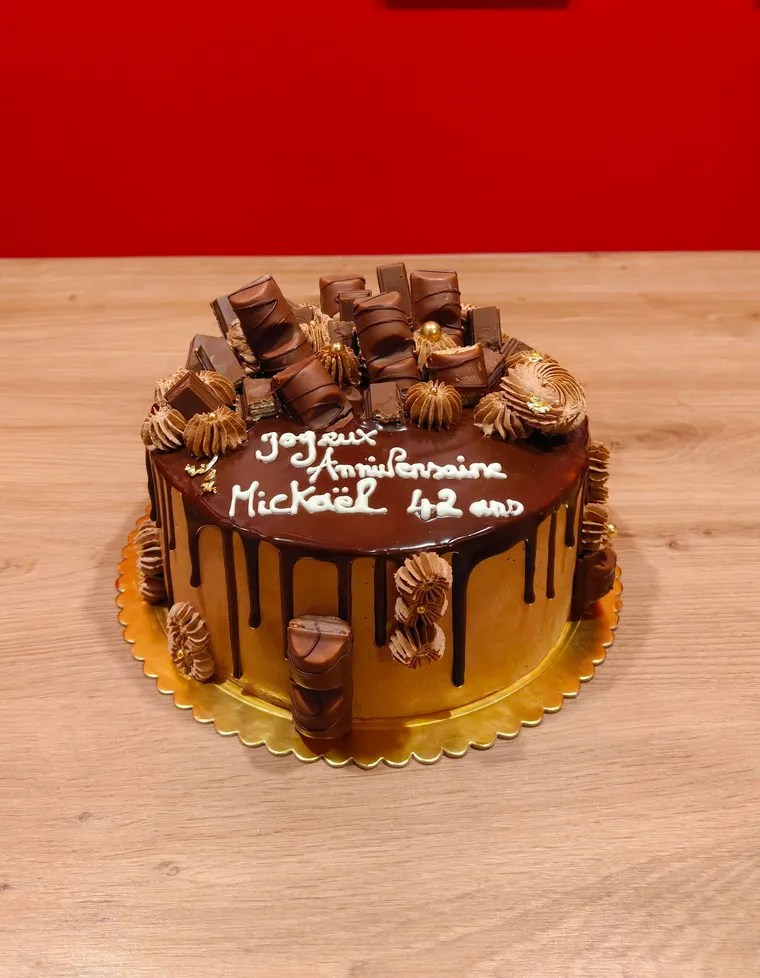 Gâteau au chocolat, coulée de ganache et barres Kinder Bueno sur le dessus
