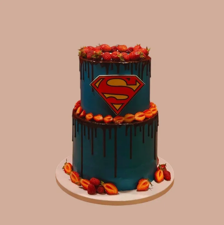 Gâteau bleu à coulée de chocolat, décor Superman