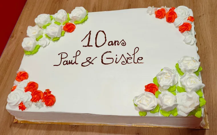 Grand gâteau rectangulaire pour un anniversaire de mariage, roses à la poche