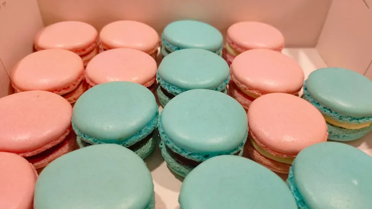 Macarons rose pâle et vert d’eau