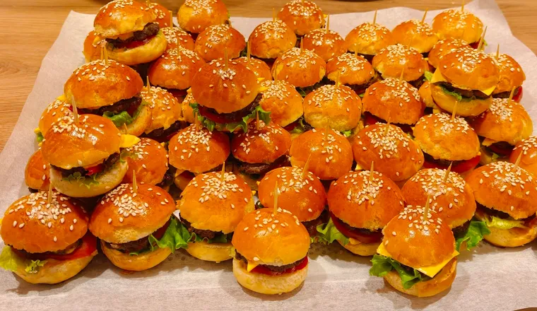Rangées de mini-burgers aux graines de sésame