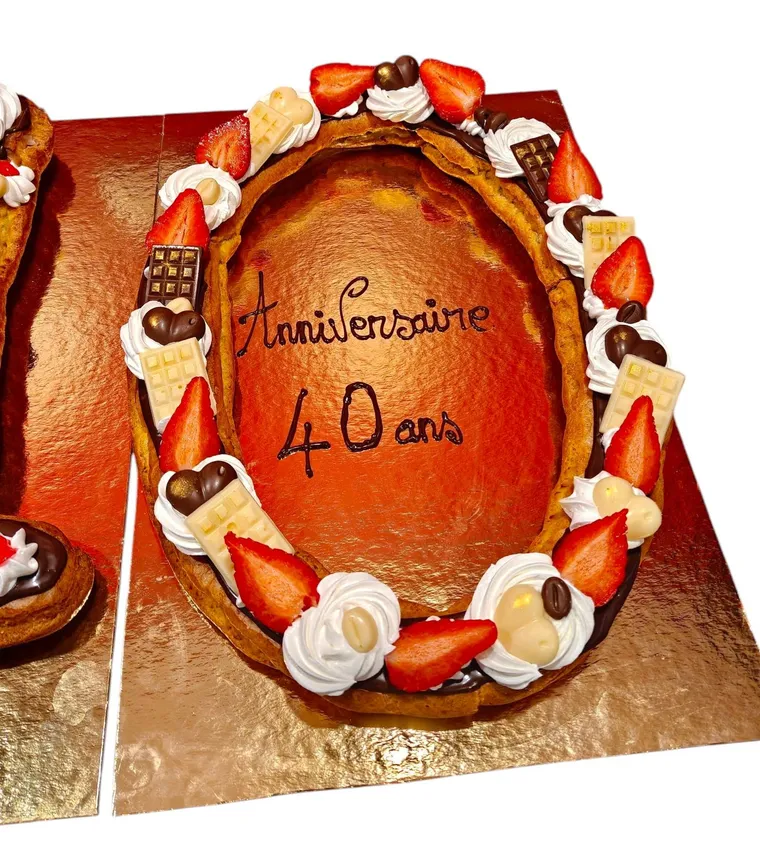 Number cake en forme de 40, crème, fraises et macarons