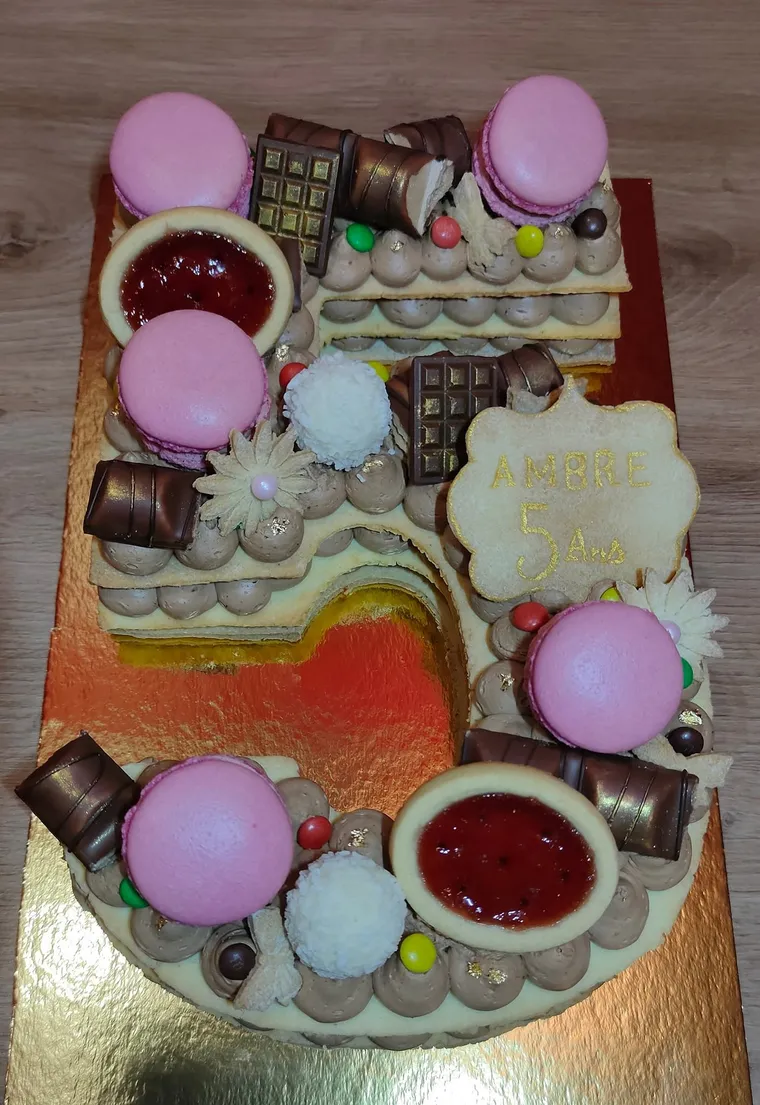 Number cake garni de macarons roses et de chocolats