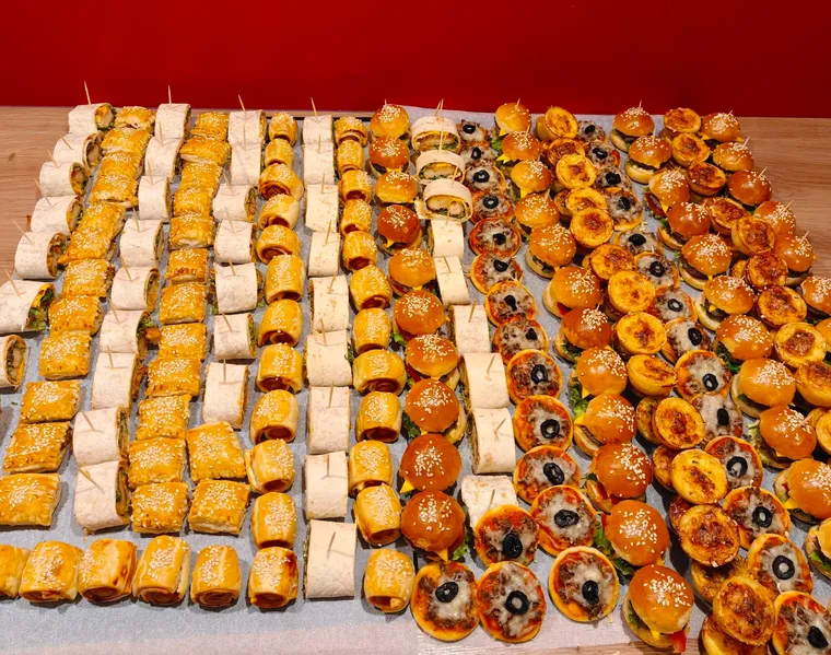 Plateau de buffet salé mêlant feuilletés, tartelettes et roulés
